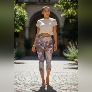 Floral Women's Cropped Leggins. Medium